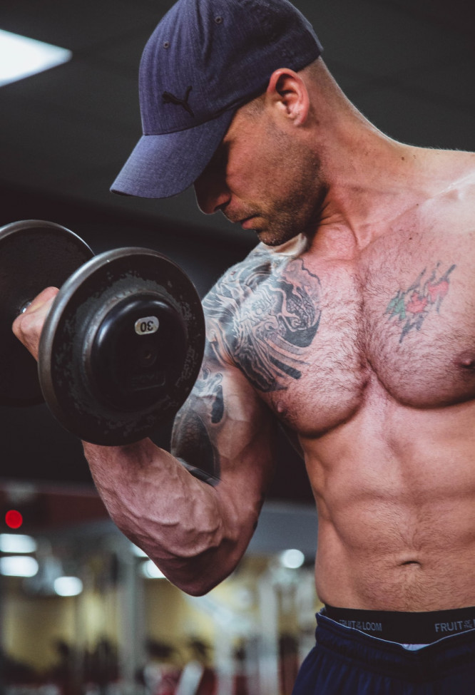 Creatine monohydrate dosage: bodybuilder working out